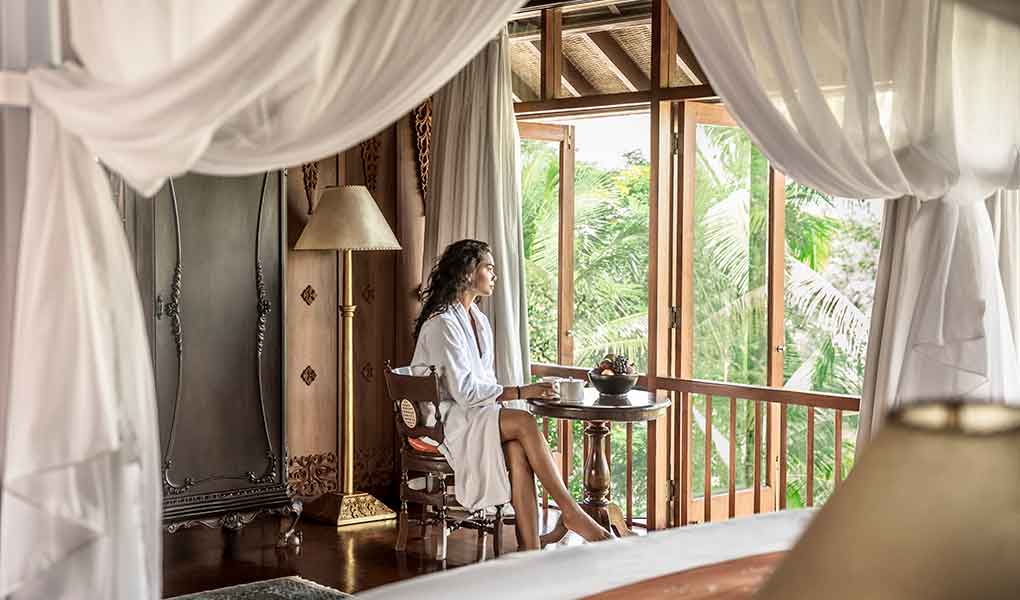 Decoración tradicional de la villa privada lujo en Bali