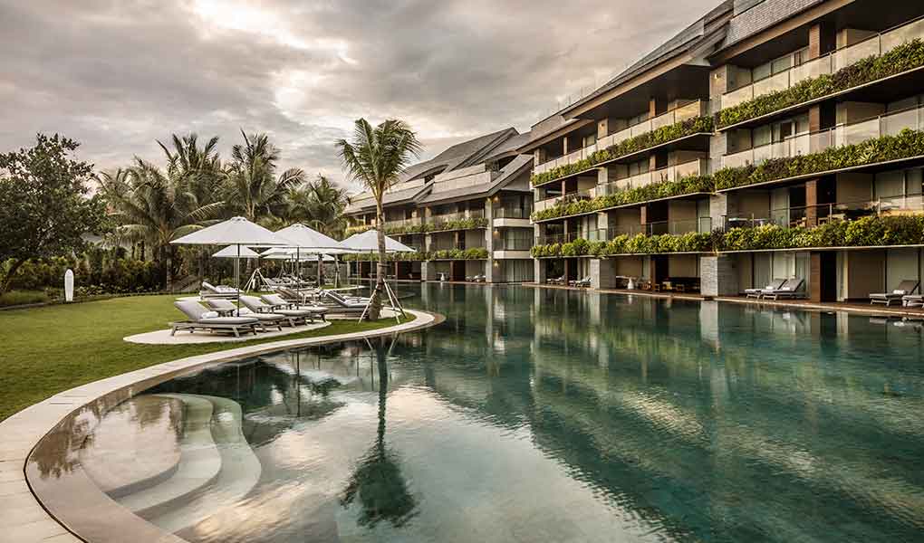 Balcones y piscina exterior del hotel COMO Uma Canggu en Indonesia