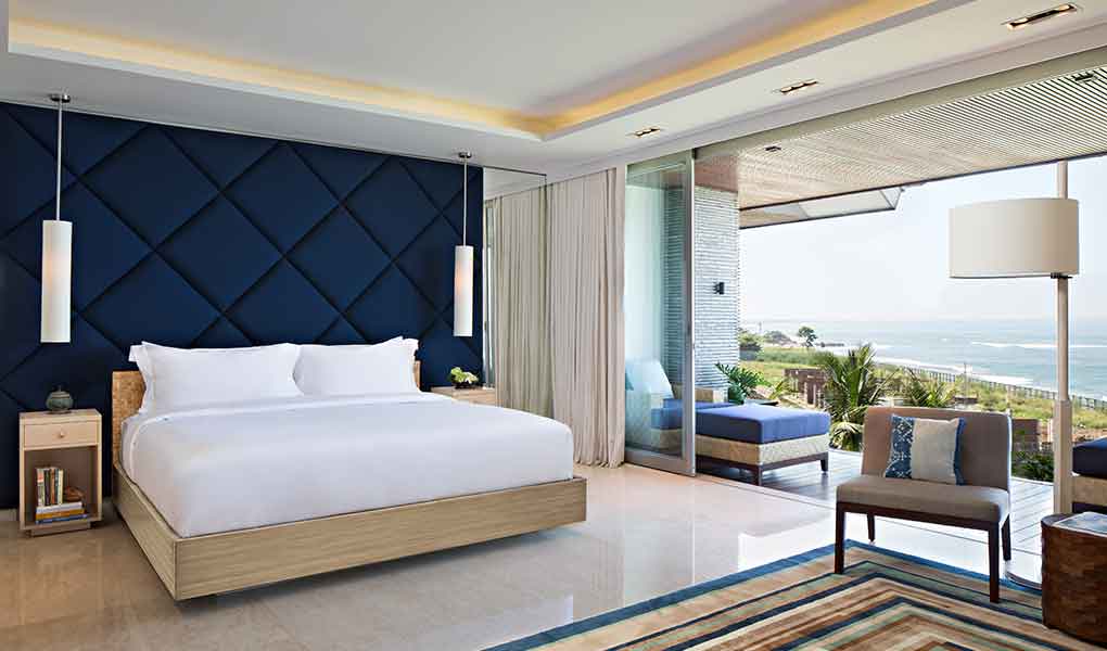 Interior de la habitación con vistas al mar del hotel COMO Uma Canggu
