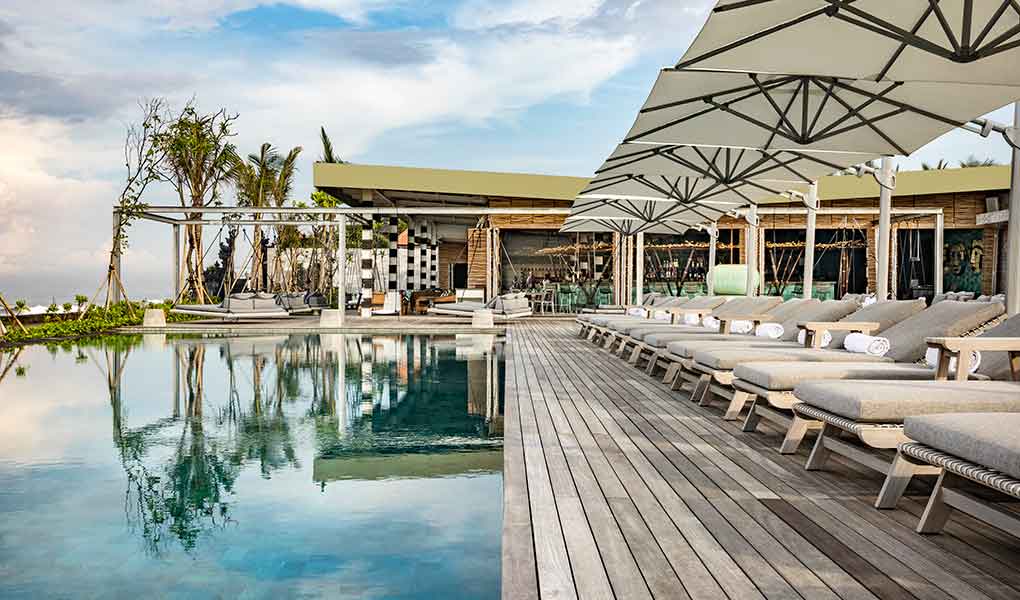 Piscina exterior del hotel con salida a la playa de Indonesia en Bali
