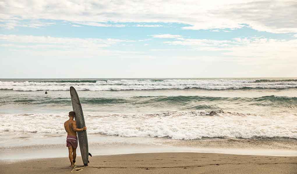 Persona caminando por la playa en Bali en Indonesia