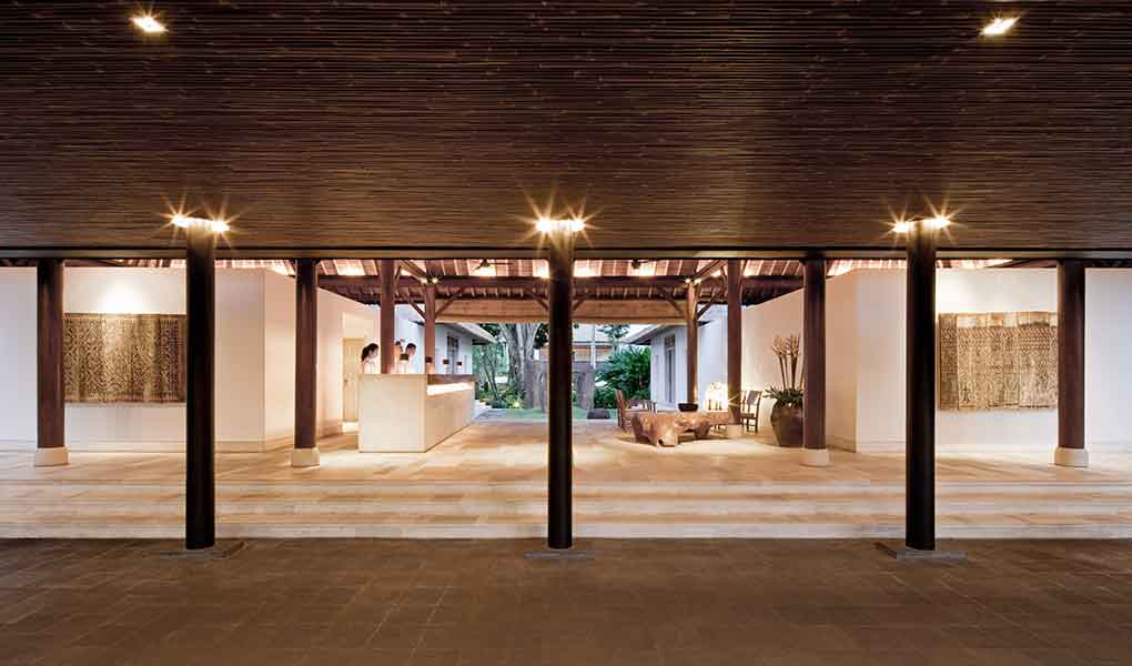Entrada del hotel con iluminación de noche COMO Uma Ubud