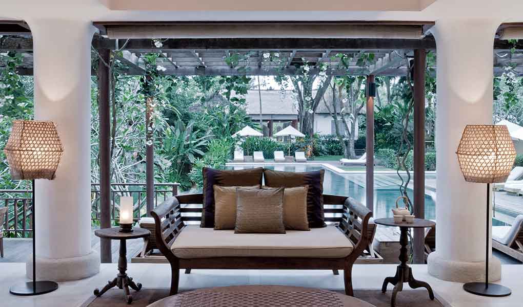 Decoración de la recepción del hotel vistas a la piscina