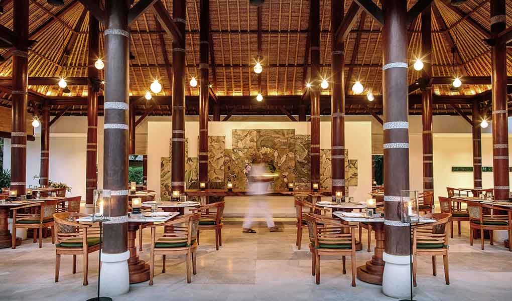 Restaurante del hotel con decoración en teca tradicional Indonesia