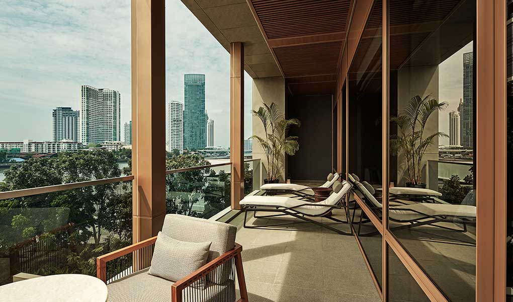 Balcón de la habitación del hotel con vistas a la ciudad de Bangkok