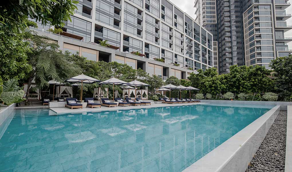 Piscina exterior del hotel con vistas al rio y la ciudad