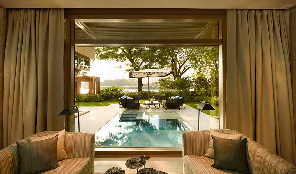 Vistas desde la habitación hacia el jardín villa privada en Bangkok