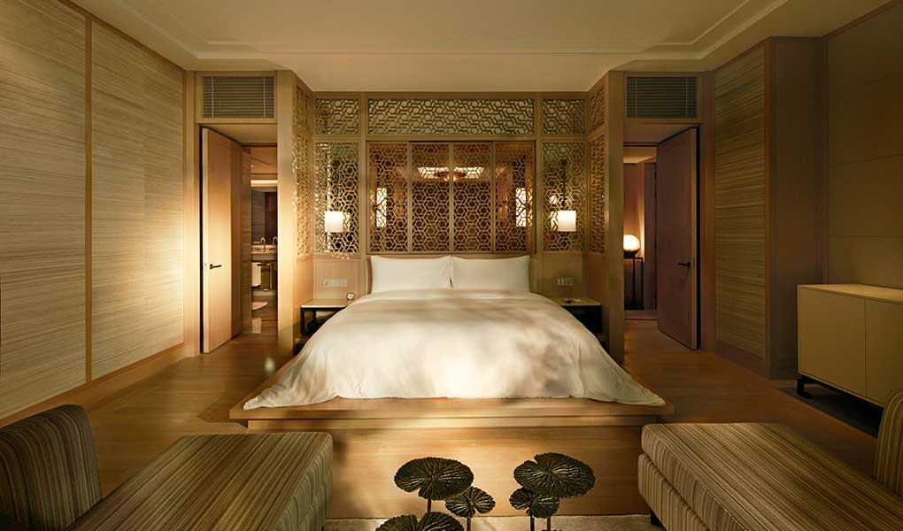 Interior de la habitación y la cama en CAPELLA Bangkok