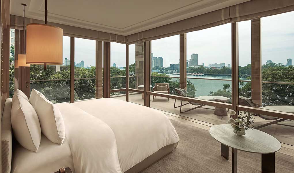 Habitación del lujo del hotel con vistas a la ciudad y el río