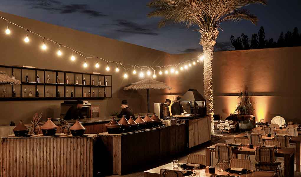 Cena temática por la noche en el hotel