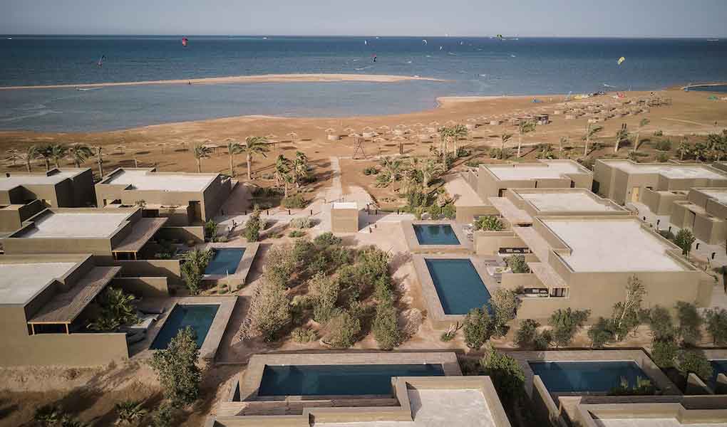 Vistas aéreas del hotel de lujo en Egipto y la playa sobre el Mar Rojo