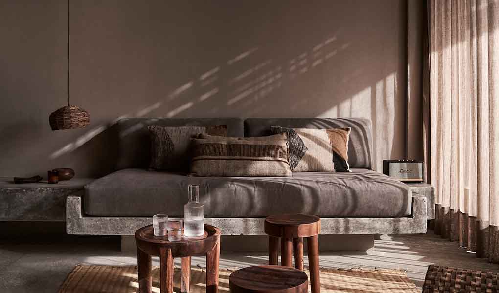 Detalles rústicos de la habitación del hotel