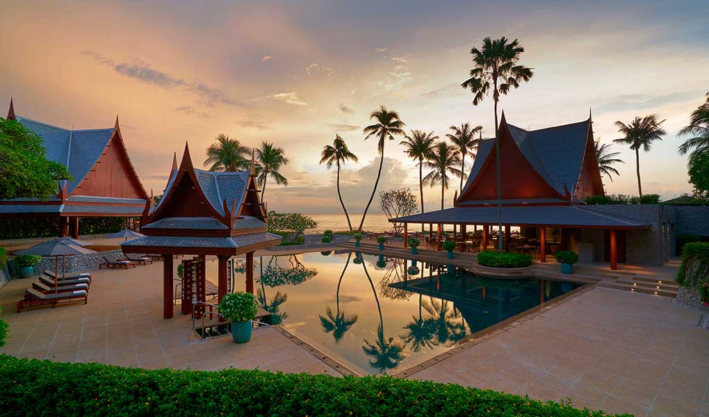 Piscina y zonas comunes al atardecer en Chiva-Som Tailandia