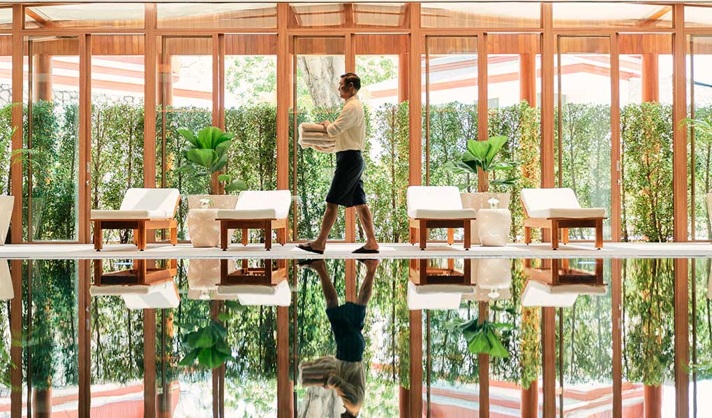 Piscina con vista a los jardines en Chiva-Som en Tailandia