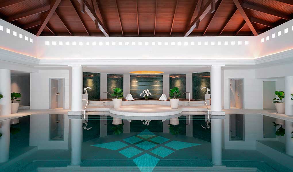 Piscina interior y zona de relax en Tailandia retreat Chiva-Som