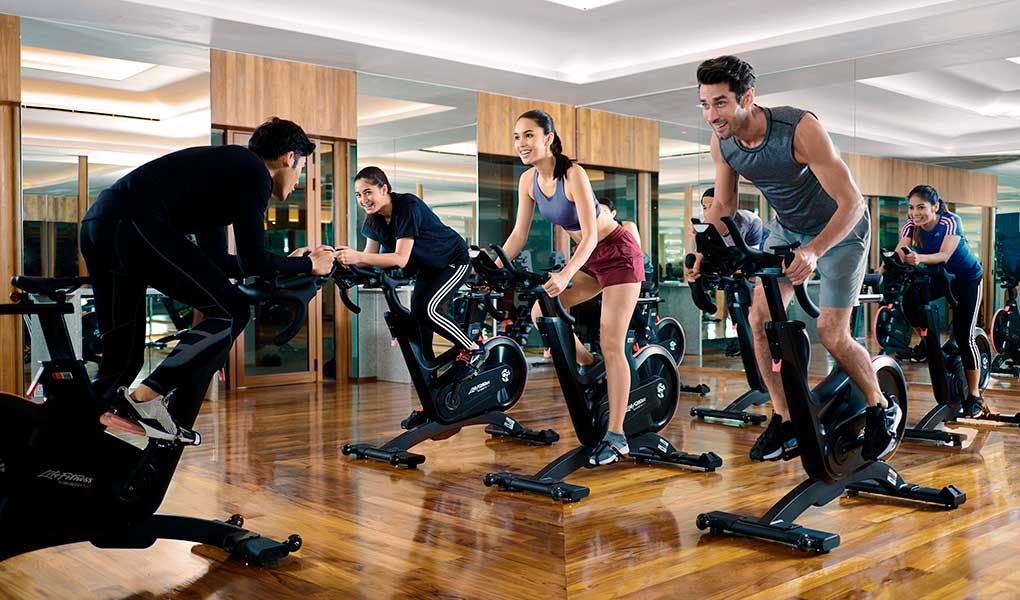 Pareja haciendo bicicleta gimnasio de Chiva-Som en Hua Hin Tailandia