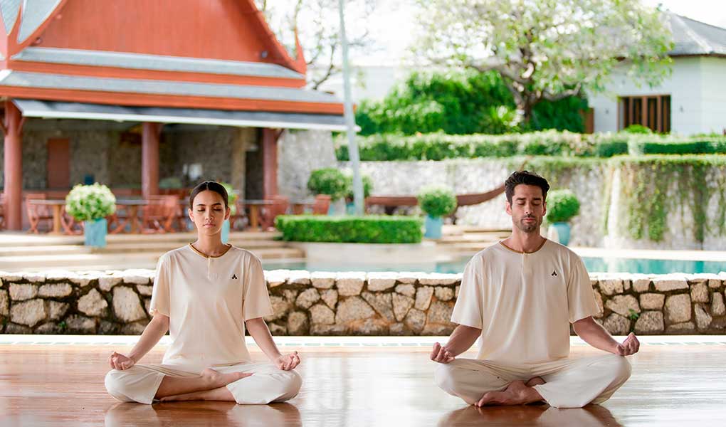 Pareja en una clase de meditación e Tailandia resort de lujo Chiva-Som