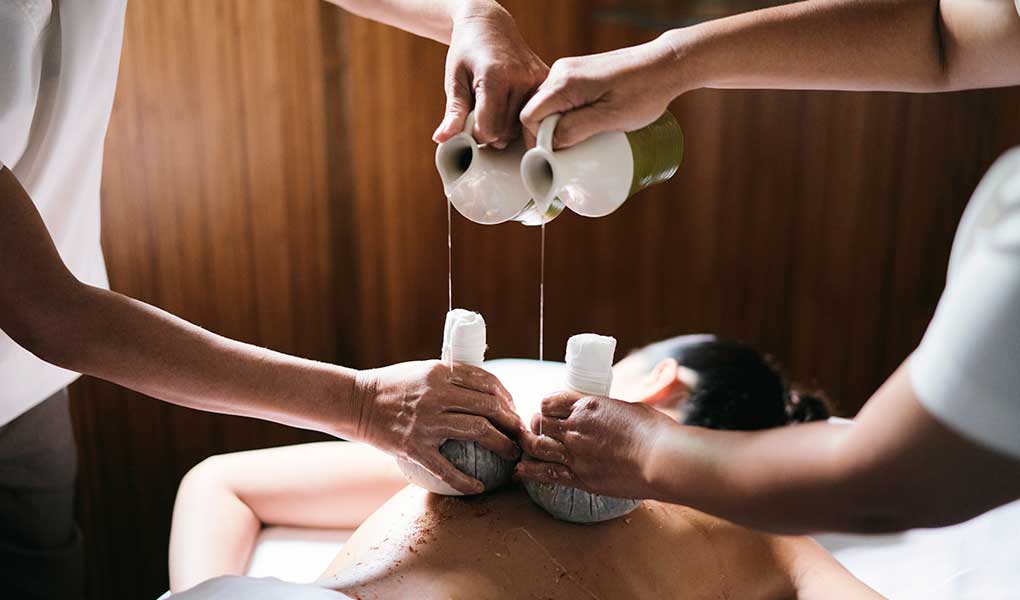 Tratamiento de masajes en el SPA de Chiva-Som en Tailandia