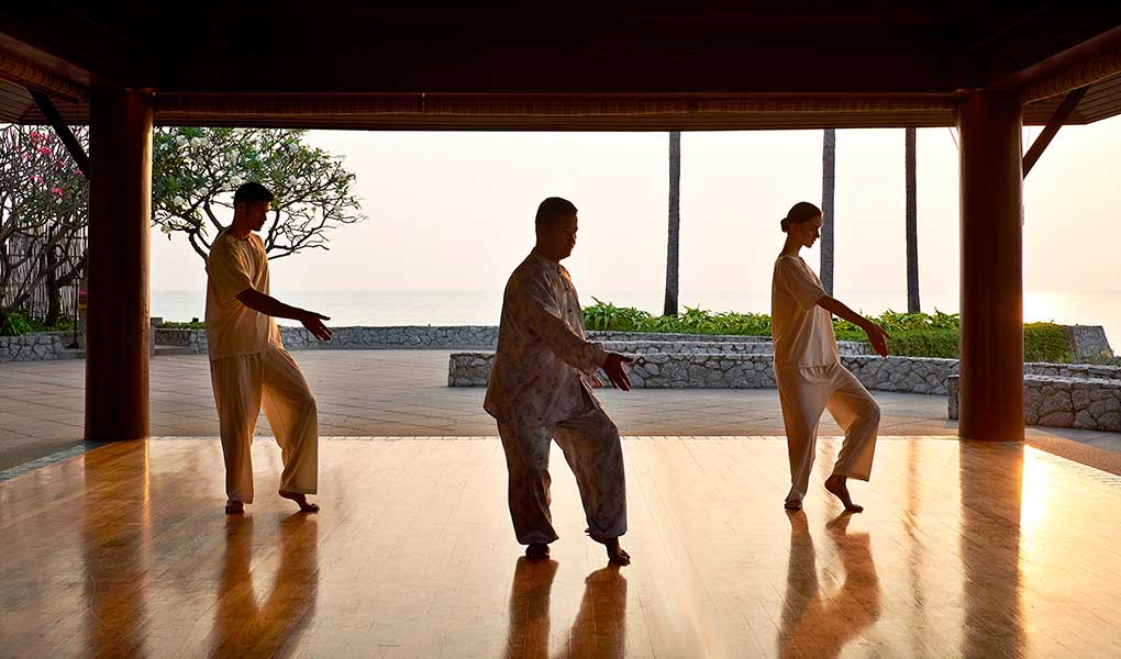 Grupo de personas practicando Tai Chi en Chiva-Som al atardecer