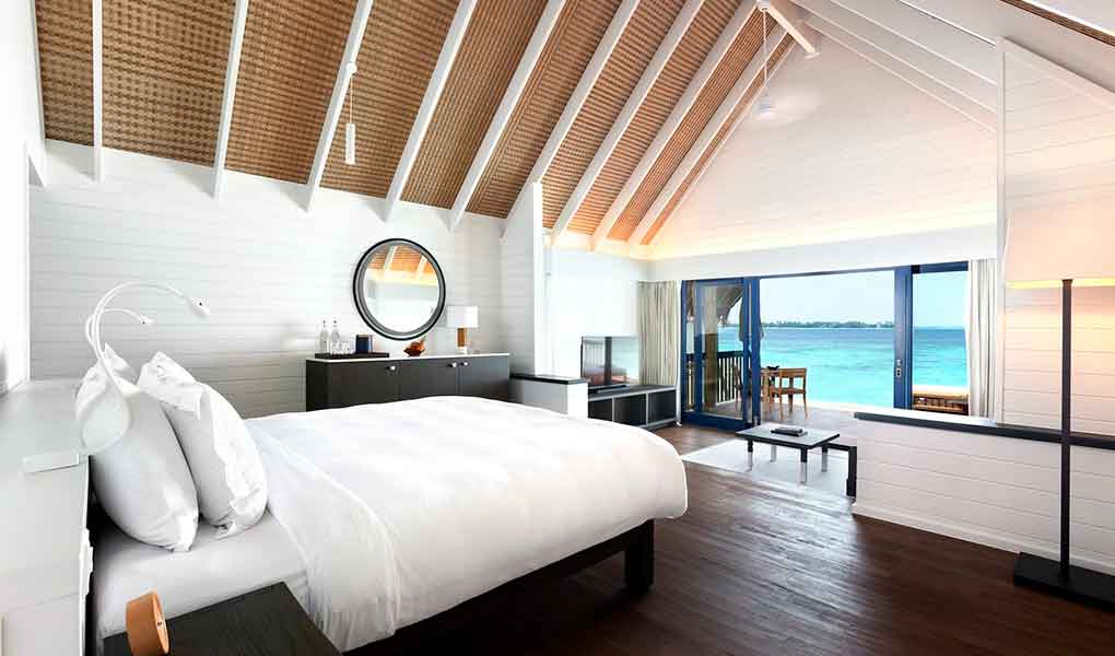 Interior de la habitación con vistas al mar