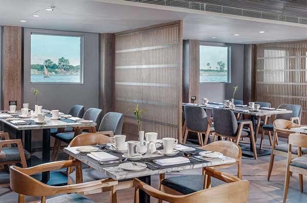 Restaurante del crucero con luz natural