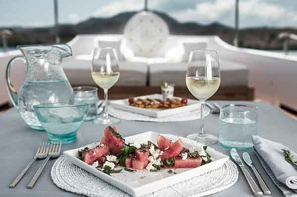 Mesa con la comida servida en la cubierta