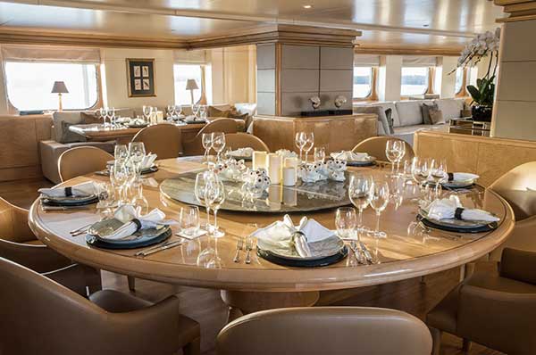 Comedor del crucero con detalles y luz natural