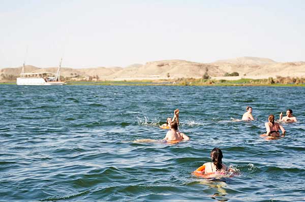 Personas nadando en el Nilo itinerario Nour el Nil en Egipto