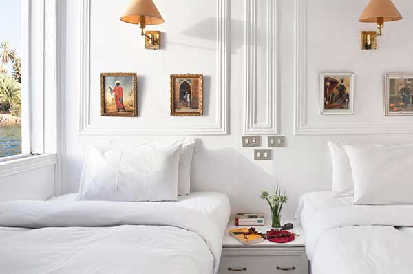 Detalle de la decoración del camarote paneles blancos