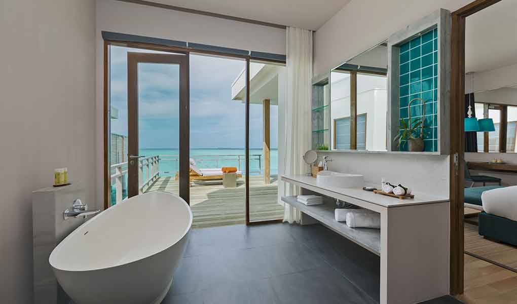 Detalles del baño interior villa sobre el agua del hotel