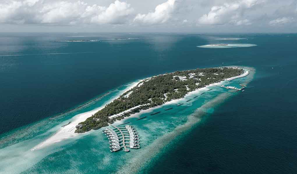 Vistas aéreas del hotel rodeado de aguas turquesa en Maldivas