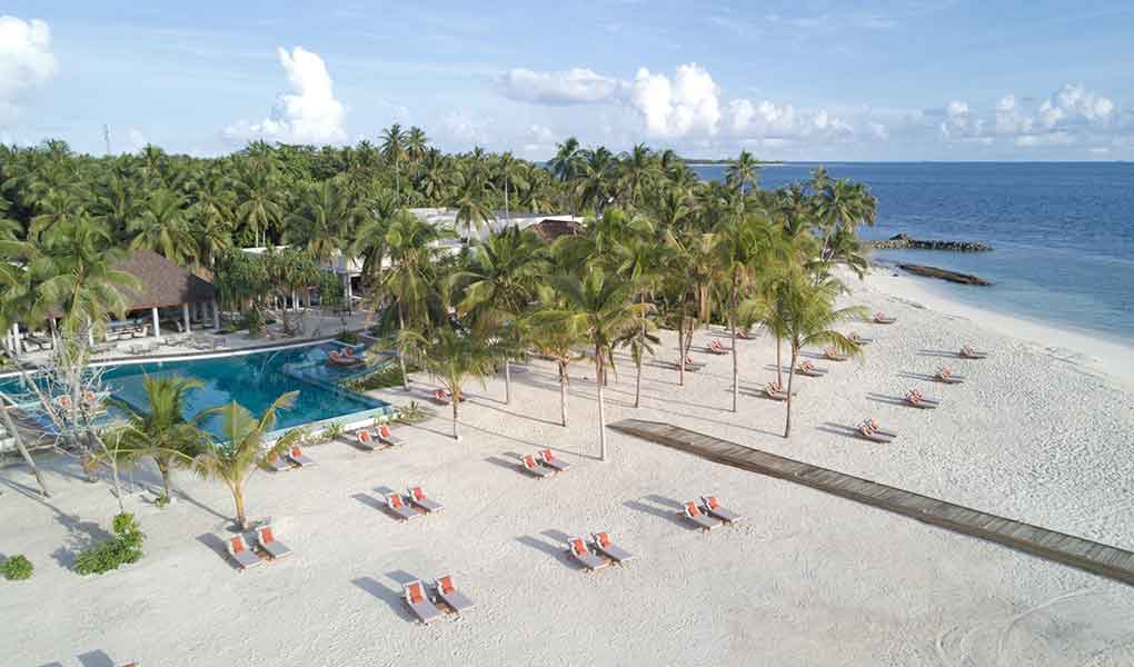 Playa y zonas comunes del hotel vistas desde el cielo en Maldivas