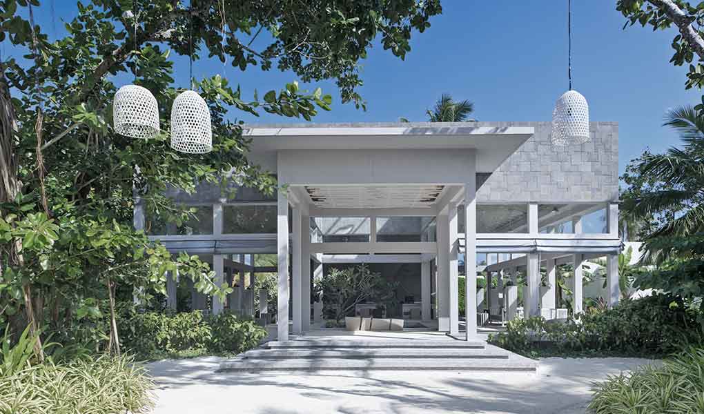 Frente de la recepción del hotel Dhigali Maldives en Islas Maldivas