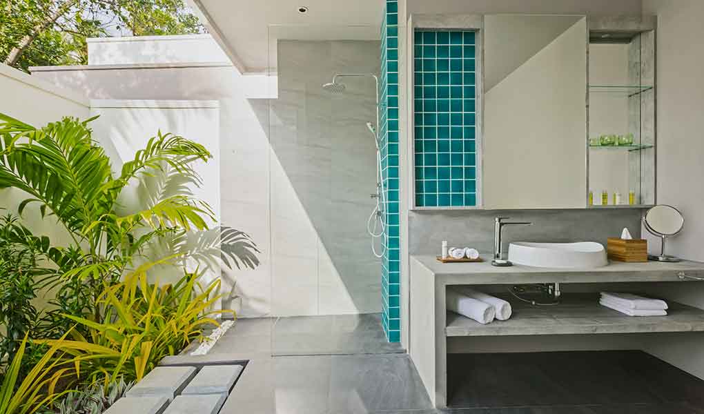 Decoración del baño exterior de la villa sobre la playa del hotel