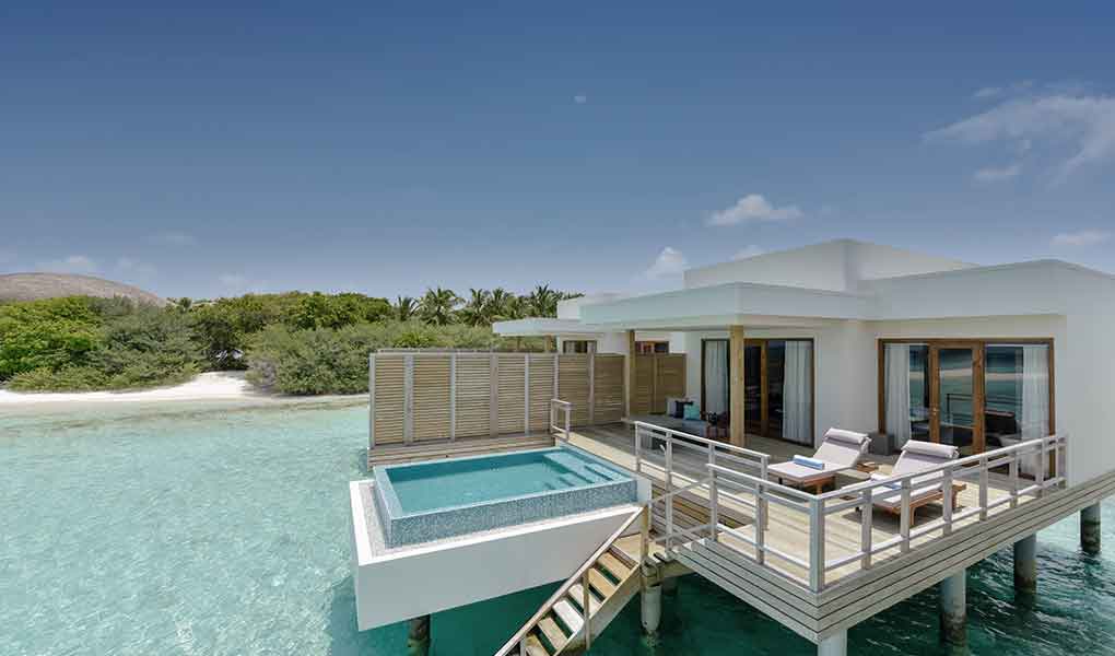 Vistas exteriores de la villa sobre el agua con piscina en Maldivas