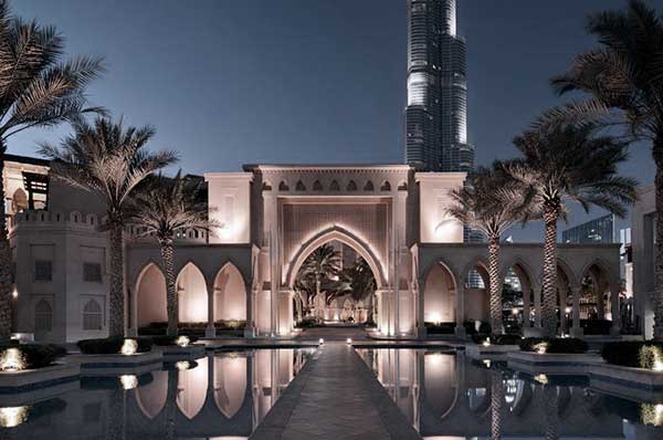 Puerta iluminada noche hotel Palace Downtown en Dubai