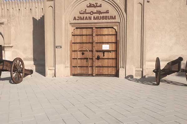 Puerta de entrada museo Sharjah