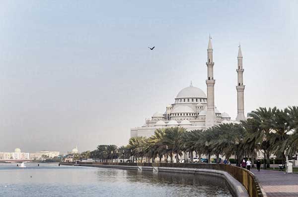 Vistas agua y mezquita al fondo Al Noor Mosque en Sharjah 