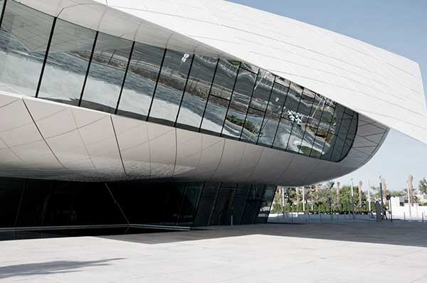 Fachada museo Dubai espejado Etihad Museum