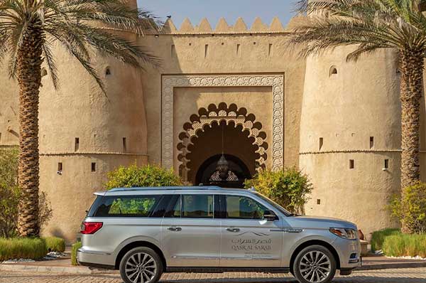 Entrada del hotel desierto Qasar Al Sarab