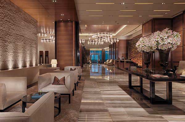 Entrada hotel Abu Dhabi recepción Rosewood 