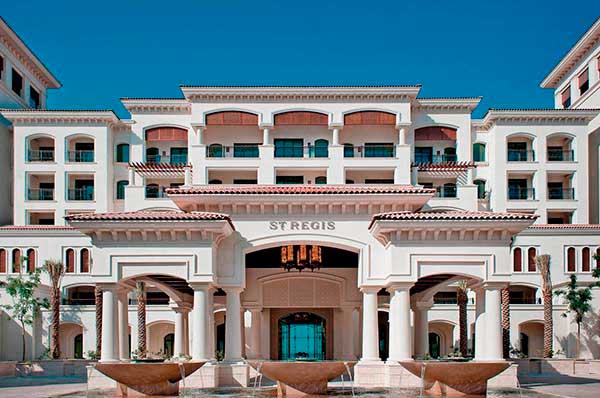 Entrada del hotel St. Regis Saadiyat Island Resort en Abu Dhabi