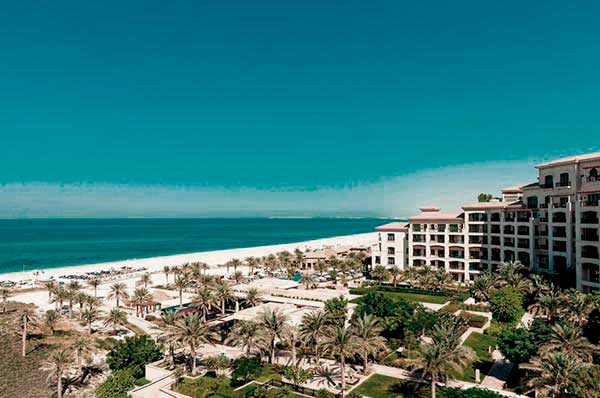 Vistas del edificio y la playa del hotel St. Regis Saadiyat Island Resort en Abu Dhabi