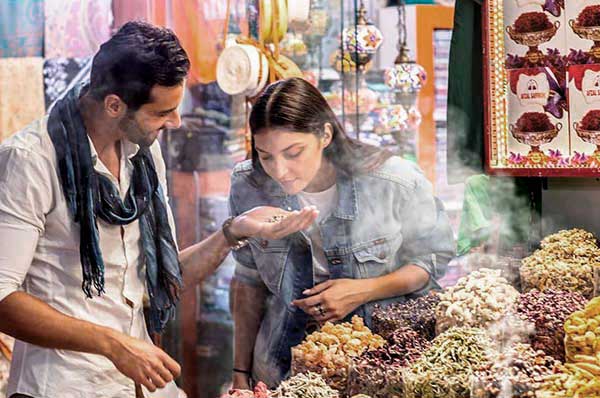 Personas visitando mercado de las especias en Abu Dhabi