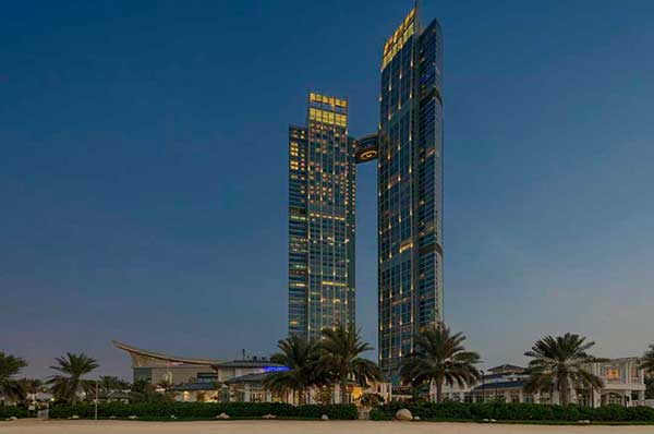 Vistas nocturnas de la ciudad y las torres del hotel St Regis Abu Dhabi