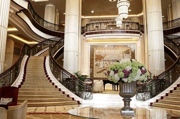 Recepción con escaleras del hotel st Regis en Abu Dhabi