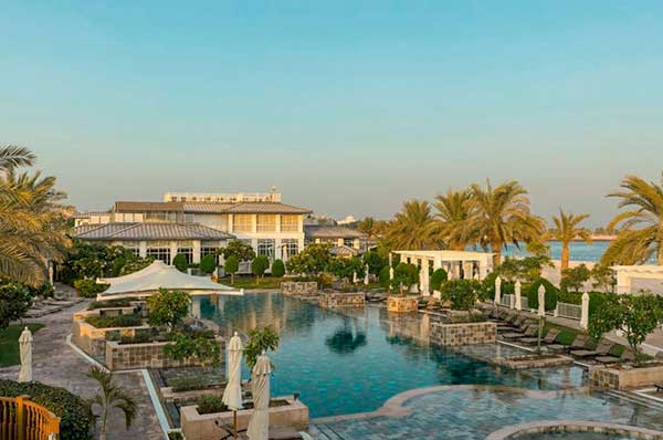 Piscina y zonas comunes hotel St Regis Abu Dhabi