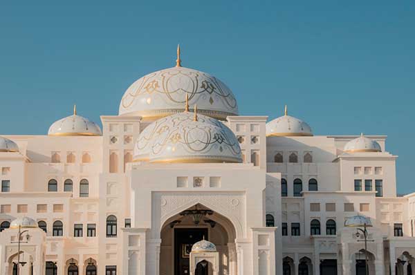 Qasr Al Watan el palacio presidencial fachada blanca cielo azul de fondo en Abu Dhabi