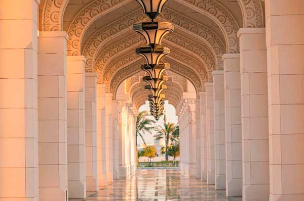 Qasr Al Watan, el palacio presidencial galerías interiores arcos color rosa