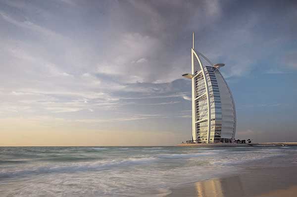 Vistas desde el aire al mar y al Burj Al Arab en Dubái